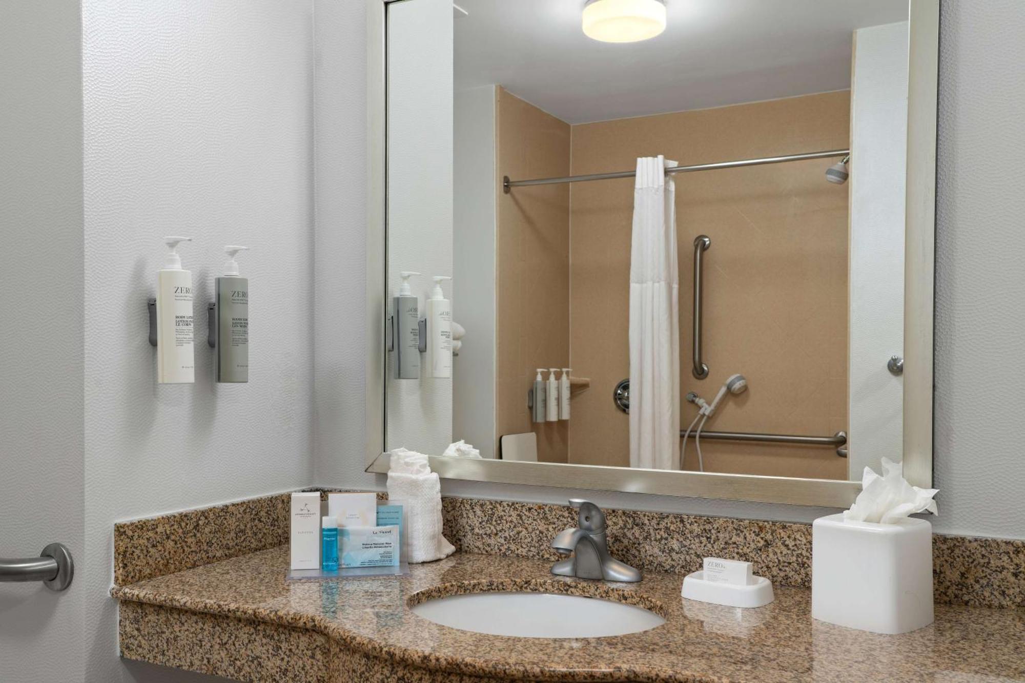 Hampton - Newport Area Hotel